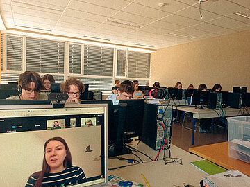 Schuelerinnen und Schueler des BGBRG für Slowenen beim Chat zum Thema „Meinungsfreiheit im digitalen Raum“