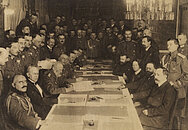 Historisches Foto zeigt die Unterzeichnung des Waffenstillstandsvertrages durch Prinz Leopold von Bayern. Links die Verhandlungsführer der Mittelmächte, rechts die sowjetrussische Delegation. 