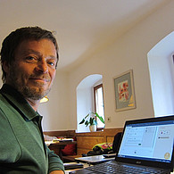 Nationalratsabgeordneter Wolfgang Pirklhuber vor seinem Laptop im Büro.
