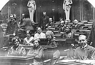 Historisches Foto zeigt weibliche Abgeordnete der SPÖ im Jahr 1919.