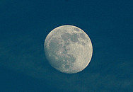 Aufnahme zeigt den Mond am dunkelblauen Nachthimmel.