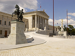 Blick auf die Fassade des Parlamentsgebäudes an der Ringstraße von der Schmerlingplatzseite