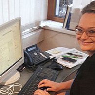 Portrait der Nationalratsabgeordneten Carmen Schimanek vor ihrem Computer.