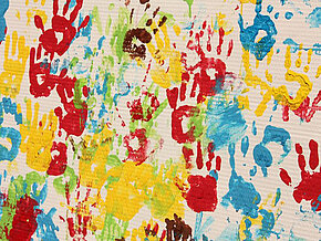 Bunte Händeabdrücke von Kindern