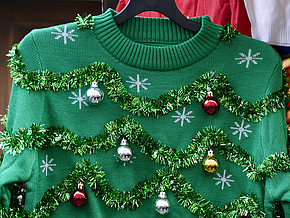 Weihnachtspullover mit Weihnachtskugeln und Girlanden