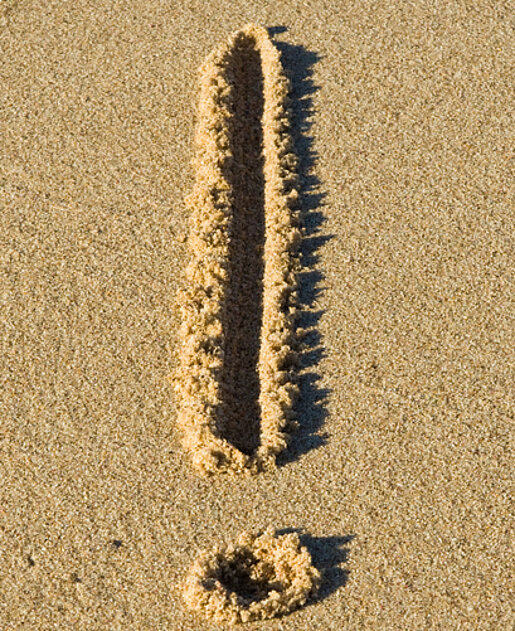 Ausrufezeichen im Sand
