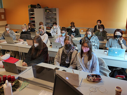 Das Bild zeigt die Schüler:innen in der Schulklasse während des Chats