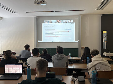 SchuelerInnen der BHAK Bad Ischl beim Chat zum Thema "Sag deine Meinung!" am 26.01.2026