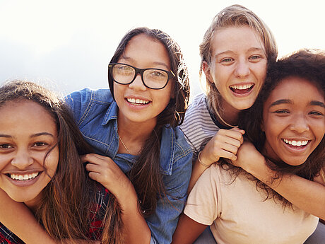 Gruppe von jungen Frauen
