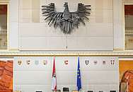 Präsidium im Redoutensaal mit Österreich-Fahne, EU-Fahne und den Wappen der Bundesländer im Hintergrund