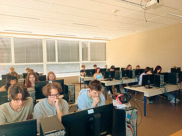 Schuelerinnen und Schueler des BGBRG für Slowenen beim Chat zum Thema „Meinungsfreiheit im digitalen Raum“