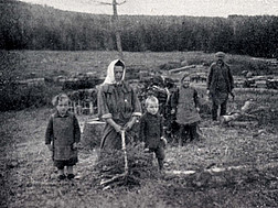 Historisches Foto von einer Frau, die mit Kindern Brennholz sammelt.