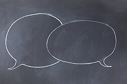 Zwei leere Sprechblasen auf eine Kreistafel gezeichnet