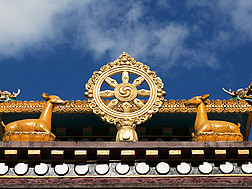 Ein buddhistischer Tempel mit dem Rad des Lebens