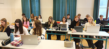 SchuelerInnen des Stiftsgymnasium St. Paul beim Chat zum Thema "UNO und Menschenrechte" am 15.12.2025