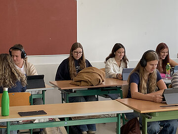 SchuelerInnen des Gymnasium Schaerding beim Chat zum Thema "Being Digital und Neue Medien" am 20.10.2025 