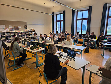 SchuelerInnen des Stiftsgymnasium St. Paul beim Chat zum Thema "UNO und Menschenrechte" am 15.12.2025