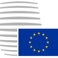 Das Logo des Rats der Europäischen Union besteht aus der EU-Flagge und einem schmalen, ovalen, mit grauen Strichen angedeutetem Gebäude