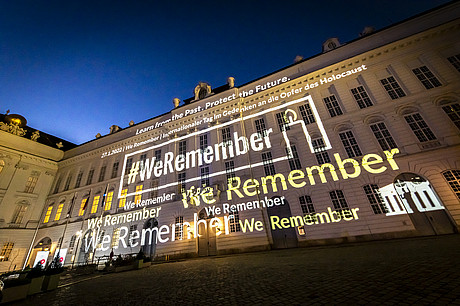 Projektion Schriftzug "Remember" auf die Fassade des Parlaments in der Hofburg