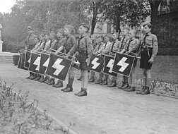 <a href="http://commons.wikimedia.org/wiki/File:Bundesarchiv_Bild_133-151,_Worms,_Fanfarenkorps_des_Jungvolkes.jpg">Hitlerjugend</a> © Bundesarchiv, Bild 133-151 / CC-BY-SA