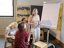 Das Bild zeigt Schüler:innen bei einem Workshop in der DemokratieWERKstatt