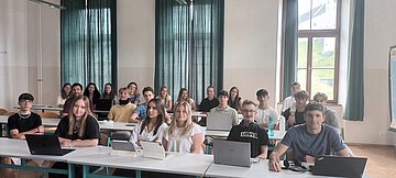 Schüler:innnen des Stiftsgymnasium St. Paul beim Chat © priva