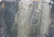 Der eingeritzte Buchstabe O und die Zahl 5 am Stephansdom in Wien, das Zeichen einer österreichischen Widerstandsbewegung.