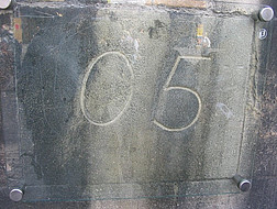 Das Zeichen der Widerstandsgruppe "05" auf dem Wiener Stefansdom