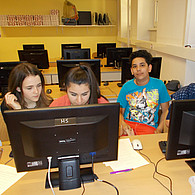 Schüler und Schülerinnen in der Klasse vor ihren Computern