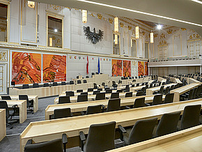 Sitzbänke der Abgeordneten im Redoutensaal