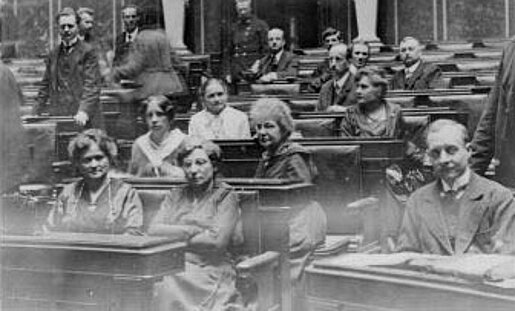 pionierinnen Die weiblichen Abgeordneten der sozialdemokratischen Partei auf den Sitzbänken im Nationalratssaal