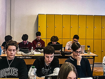 Schuelerinnen und Schueler des RG Komensky beim Chat zum Thema "Volksgruppen in OE" am 16.04.2026