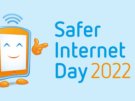 Das Maskottchen des Safer Internet Days, ein Bildschirm mit Händen, Füßen und einem Gesicht