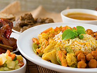 Unterschiedliche Speisen aus dem asiatischen Raum mit Reis und Gemüse, schön angerichtet