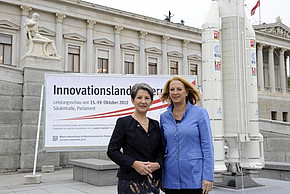 Barbara Prammer und Doris Bures bei der Eröffnung der Ausstellung "Innovationsland Österreich"