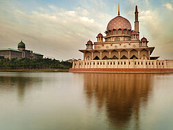 Außenansicht der Moschee Putra am spiegelnden Wasser