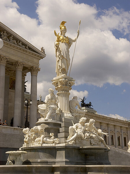 Die Statue der Pallas Athene vor dem Österreichischen Parlament