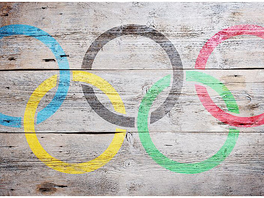 Die olympischen Ringe auf Holz gemalt