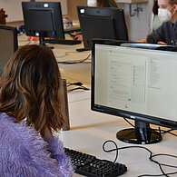 Schülerin sitzt vor einem Computer