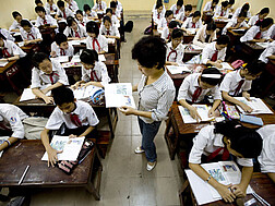 SchülerInnen sitzen dicht gedrängt in einer Klasse in Vietnam