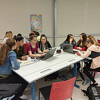 Blick auf die Schülerinnen und Schüler im Klassenzimmer