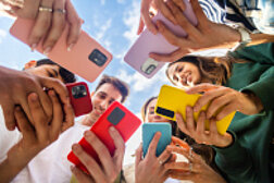 Jugendliche mit Smartphones in den Händen