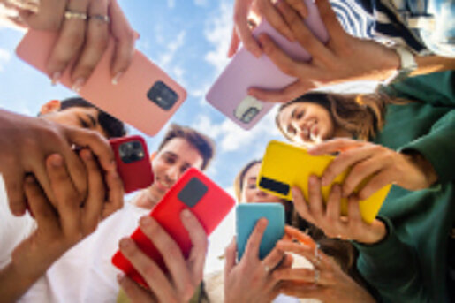 Jugendliche mit Smartphones in den Händen