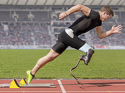 Ein Athlet mit Laufprothese nach dem Startschuss