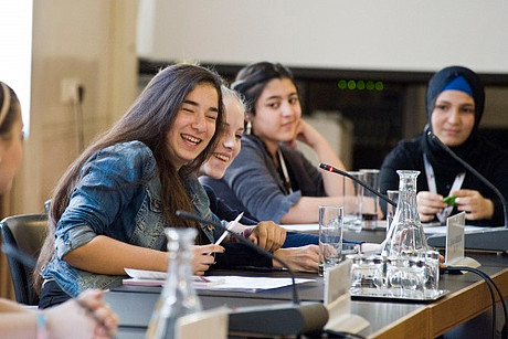 Mädchen nehmen am Girls' Day im Parlament teil.
