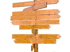 Holzschilder mit vielen Richtungen