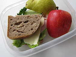 Eine Jausendose mit einem Pausenbrot und Obst