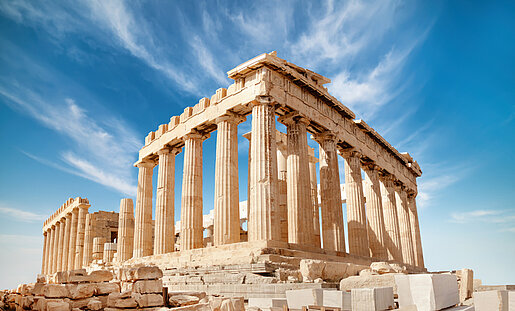 Die Akropolis in Athen vor blauem Himmel.
