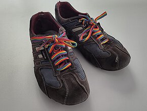 Schuhe mit Schnürsenkel in Regenbogenfarben