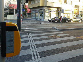 Zebrastreifen mit Blindenleitschiene